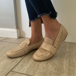 Gently worn Chanel Mocassins-Loafers in Beige - Size 40 with original box/bag